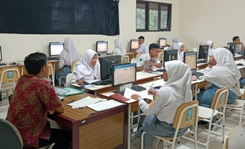 Komputer dan peralatan komputer SMK Negeri 1 Purwosari